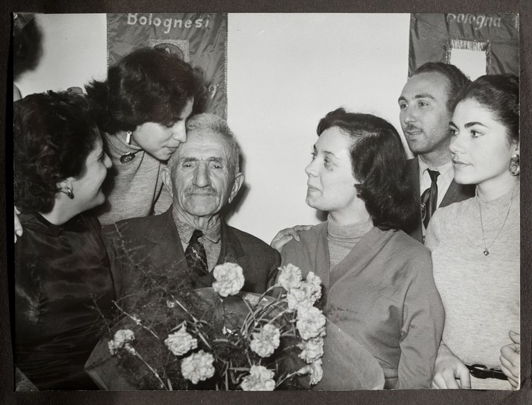 Sede bolognese del Partito Socialista Italiano (?), Alcide Cervi in visita viene affettuosamente omaggiato